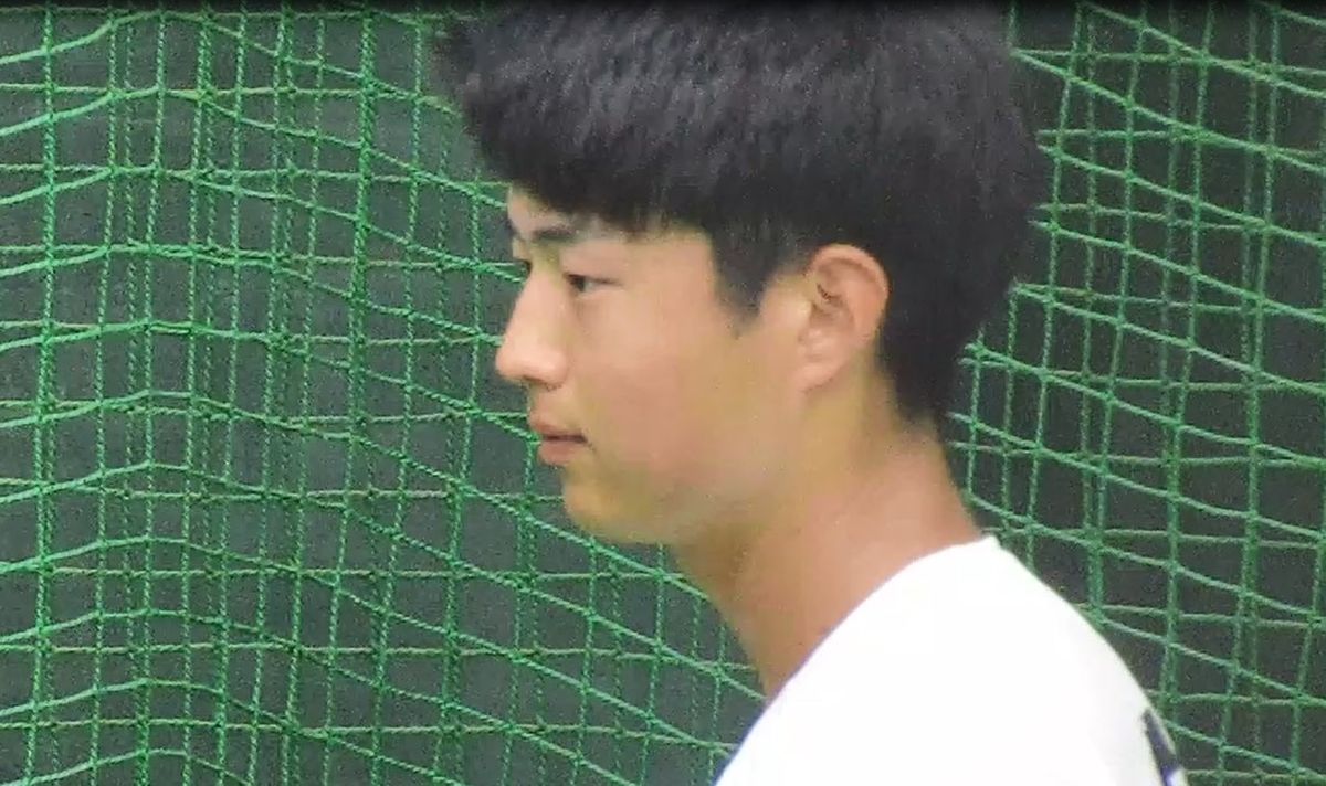 坂本勇人選手の言葉を聞く巨人･育成の岡本大翔選手