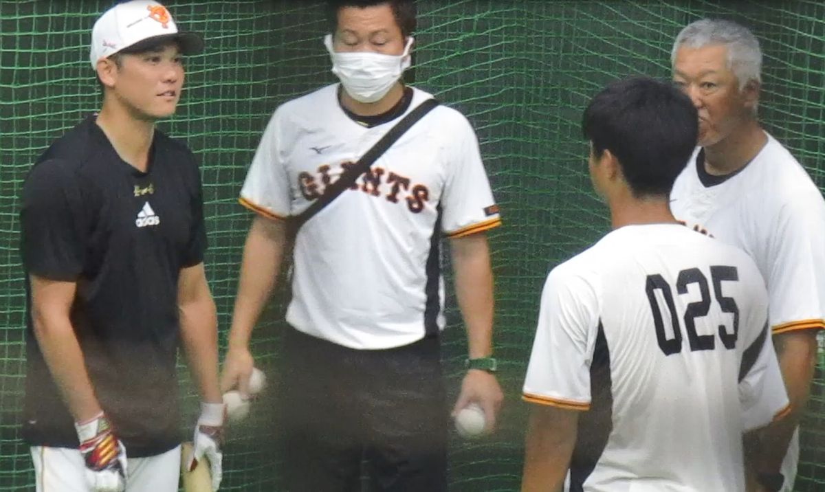 巨人･坂本勇人　若手の質問に身ぶりを交えて回答　若林晃弘らと守備練習も行う