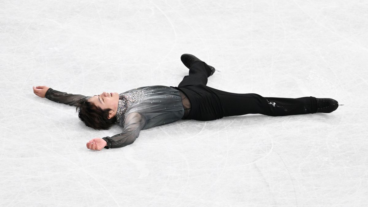 演技後氷上で大の字に倒れる宇野昌磨選手(写真:松尾/アフロスポーツ)