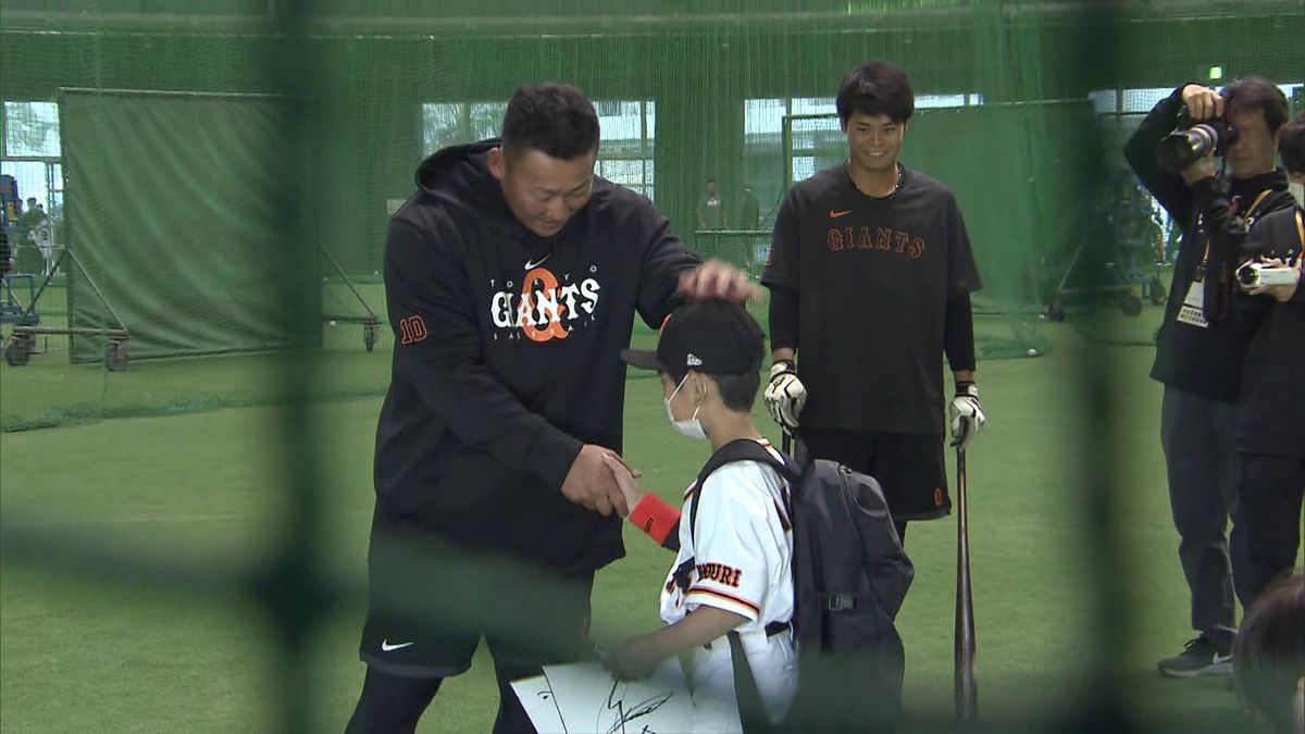 中田翔選手が野球少年にサインをプレゼント(画像:日テレジータス)