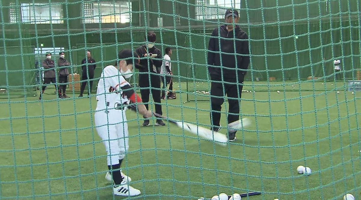巨人・原監督　アーリーワークで野球少年に“サプライズ”　選手の横で打撃練習「うれしかった」