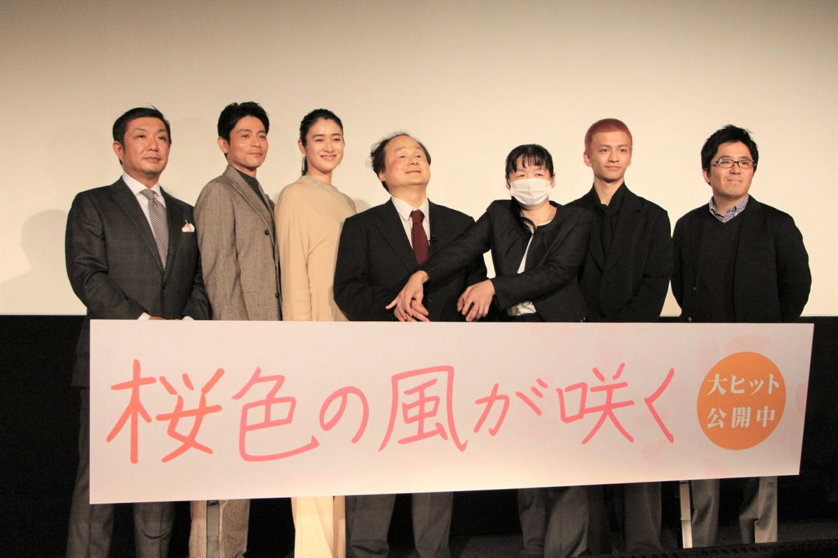 （左から）結城崇史プロデューサー、吉沢悠さん、小雪さん、福島智教授、通訳さん、田中偉登さん、松本准平監督