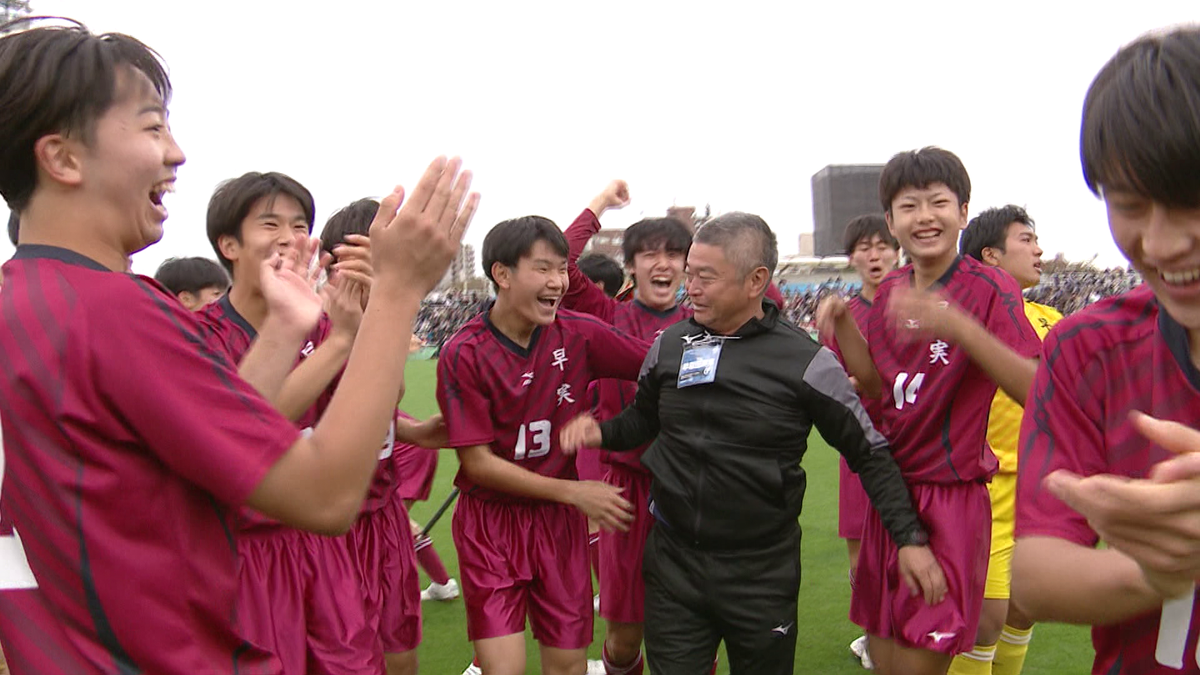 【高校サッカー】早稲田実業が初の全国の切符「このために3年間努力してきた」選手たちは監督を胴上げ
