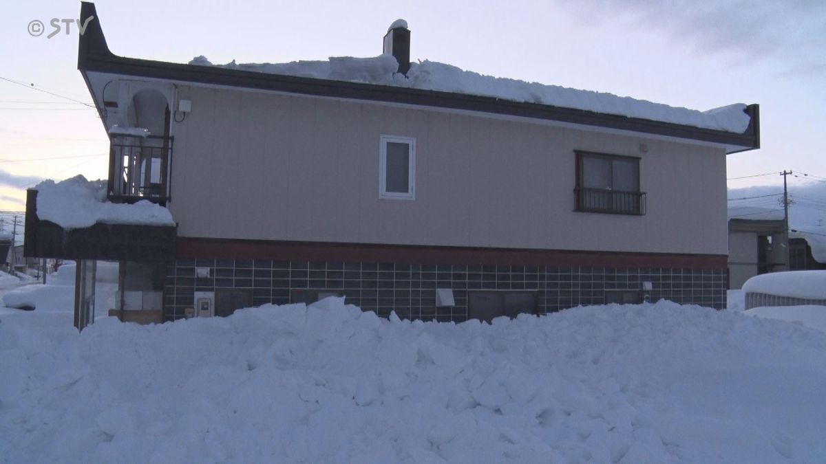 転落事故があった住宅（8日・北海道岩見沢市）