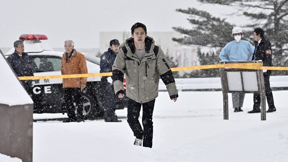 雪の中を歩く窪田さん演じる主人公の清沢賢二