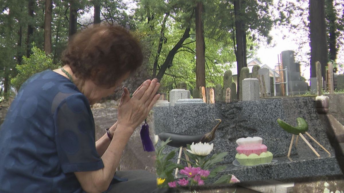 【盆の入り】大切な人を懐かしんで寺には花を手にした人たちが次々と墓参りに　岩手県盛岡市