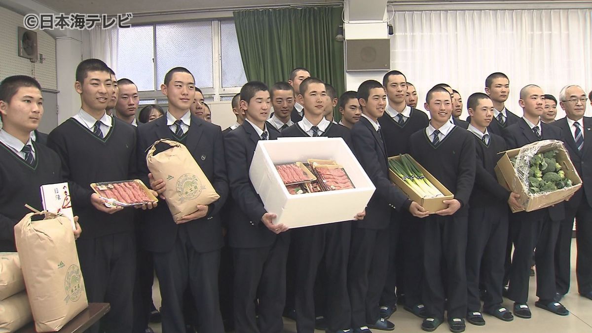 「日本一をつかみとって恩返ししたい」　春の選抜高校野球出場・米子松蔭高校野球部に野菜や肉など290キロを贈呈　鳥取県