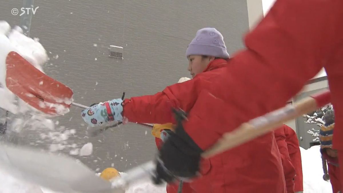 「消防署員さんたちのために…」雪に埋もれた消火栓を除雪　子どもたちの除雪ボランティア