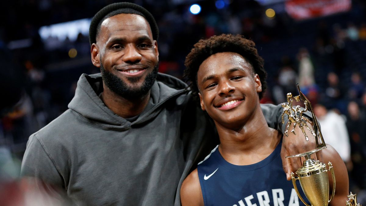 レブロン・ジェームズ選手と息子のブロニー・ジェームズ選手(写真:AP/アフロ)