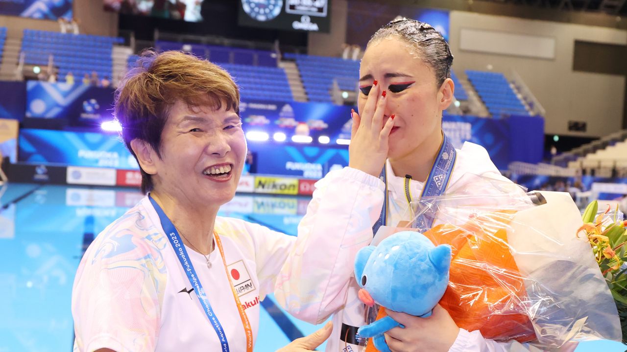 “涙”の乾友紀子が世界選手権で2大会連続2冠　井村コーチは“笑顔“