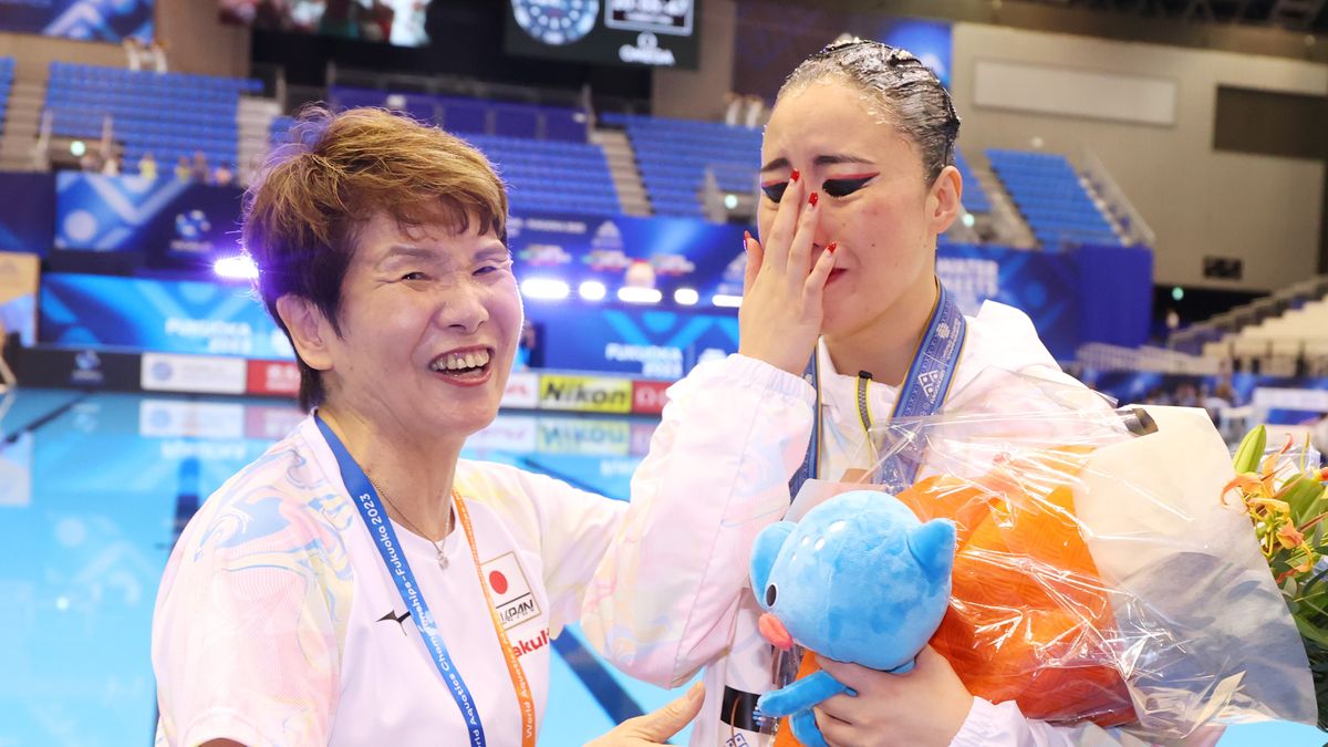 笑顔の井村コーチ(左)と涙をぬぐう乾選手【写真:YUTAKA/アフロスポーツ】