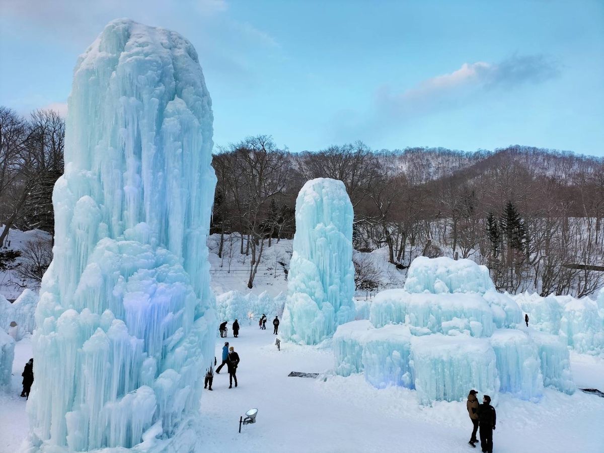 昼と夜とで趣が変わる…幻想的な氷の祭典「支笏湖氷濤まつり」