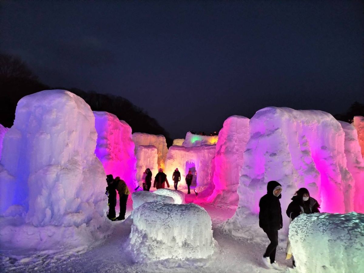 夜も多くの観光客が訪れていた（支笏湖氷濤まつり）
