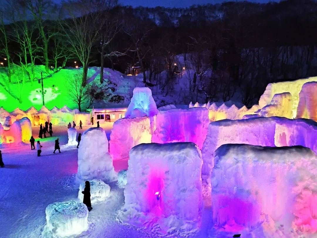 夜は色とりどりにライトアップ（支笏湖氷濤まつり）