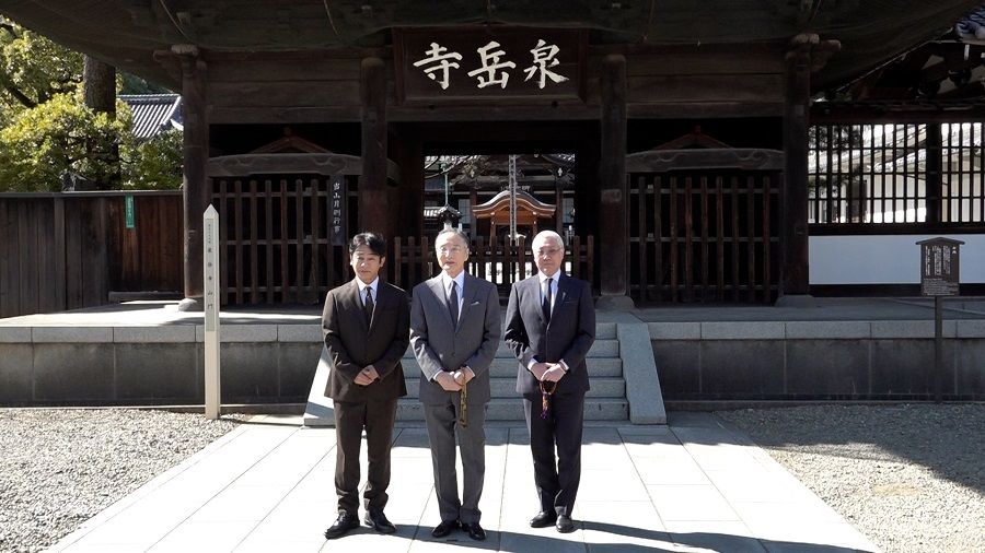 泉岳寺でお参りを行った（左から）片岡愛之助さん、片岡仁左衛門さん、尾上松緑さん