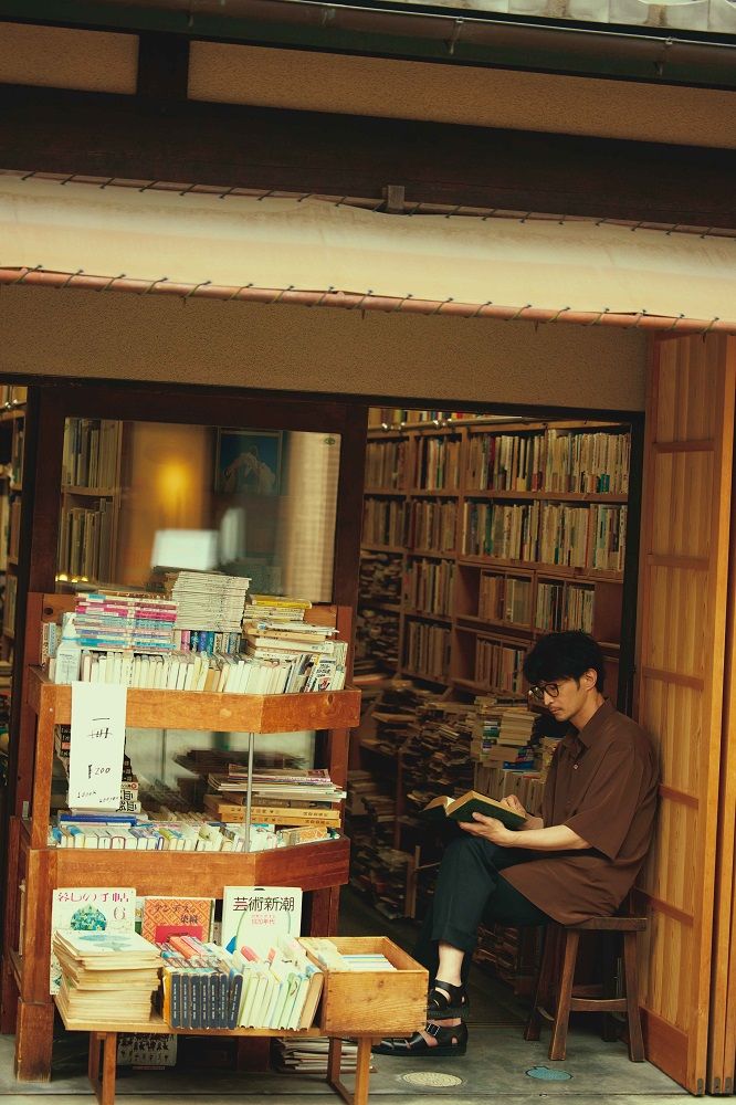 古書店で読書する津田健次郎さん　写真集『ささやき』 講談社