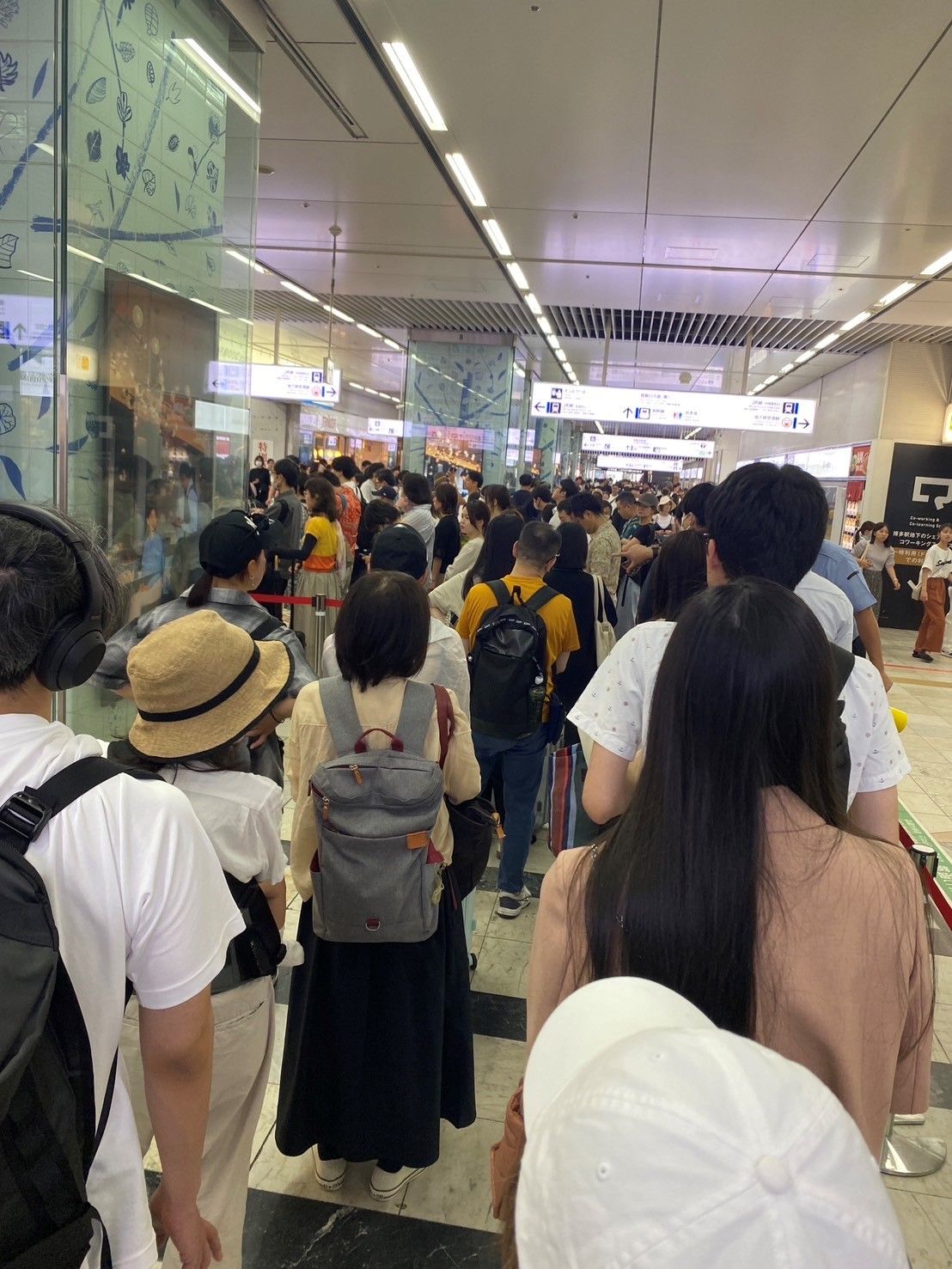 博多駅の券売機の行列（ことし7月）