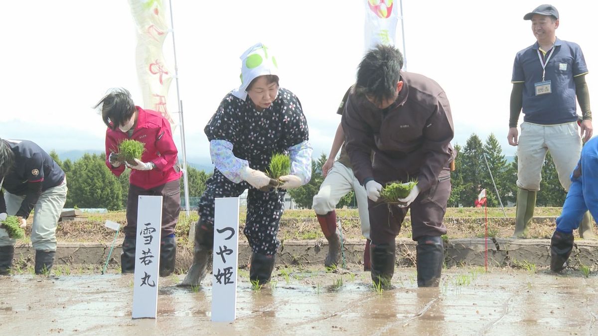 ことし開学した新庄市の東北農林専門職大学で知事と学生が田植え　「日本の農業界を背負って」