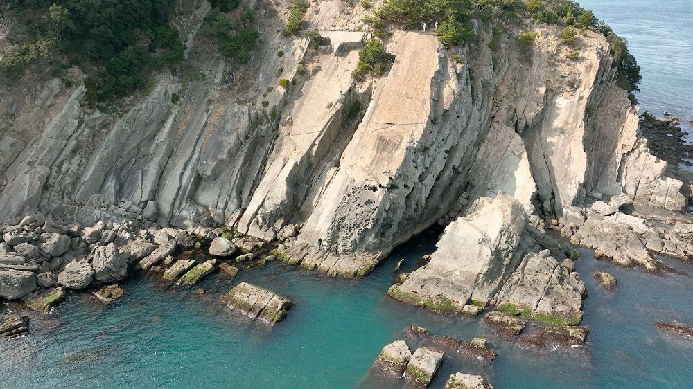和歌山県友ヶ島にある高さ約60mの岸壁の願掛けスポット