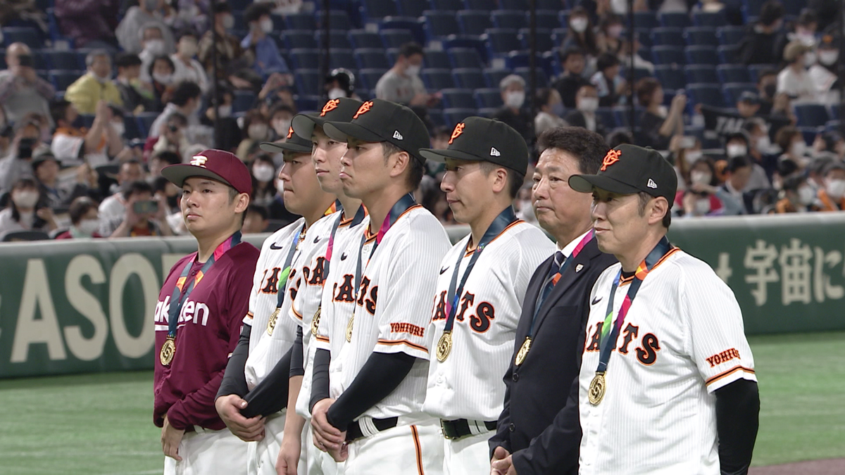 【侍ジャパン】岡本＆戸郷＆松井らWBC戦士へ花束贈呈セレモニー　原監督と石井監督から花束受け取る