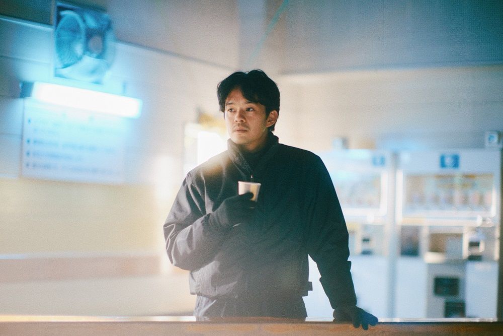 映画『ぼくのお日さま』でコーチ 荒川を演じた池松壮亮さん　（C）2024「ぼくのお⽇さま」製作委員会／COMME DES CINÉMAS