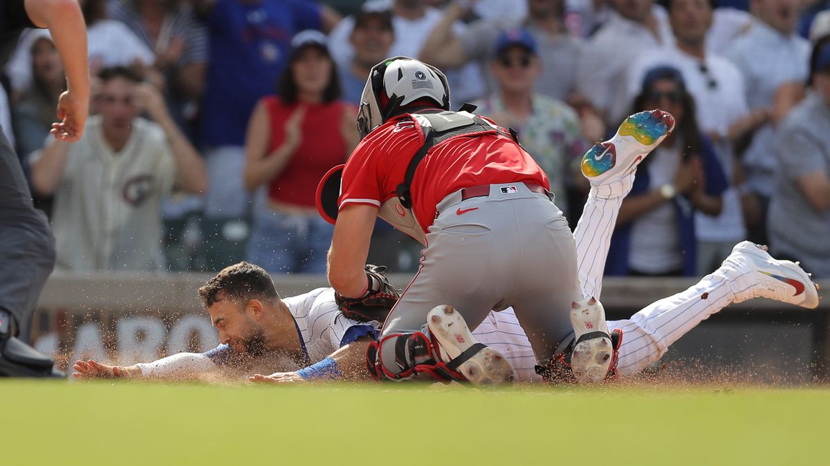 カブス・鈴木誠也選手のヒットでホームを狙うもアウトになるマドリガル選手(写真：USA TODAY Sports/ロイター/アフロ)