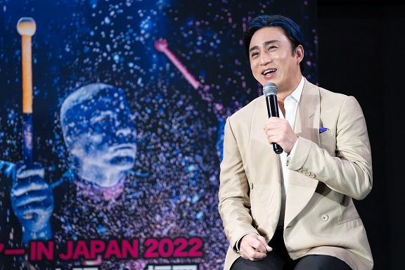 歌舞伎俳優・松本幸四郎、“青髪”でブルーマン愛を語る「興奮しました」