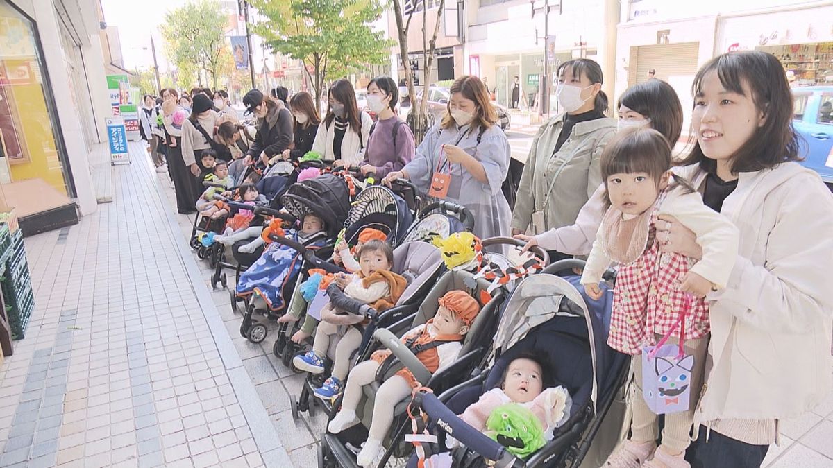 様々なキャラクターに仮装した子どもたちが山形市中心部を歩くハロウィーンイベント