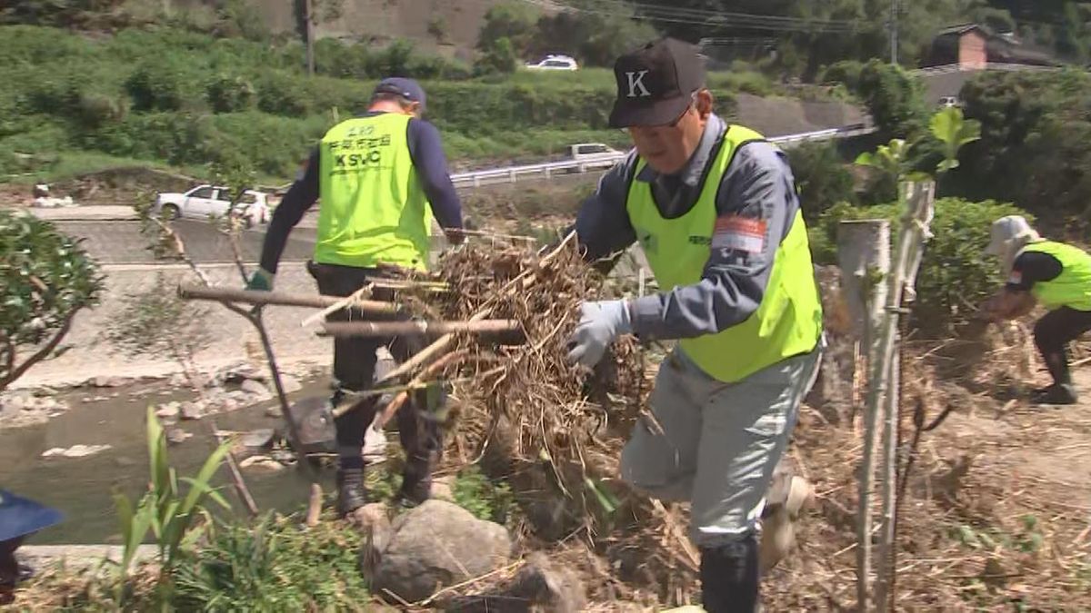 台風10号で浸水被害の住宅など　ボランティアが片付け作業　大分県国東市