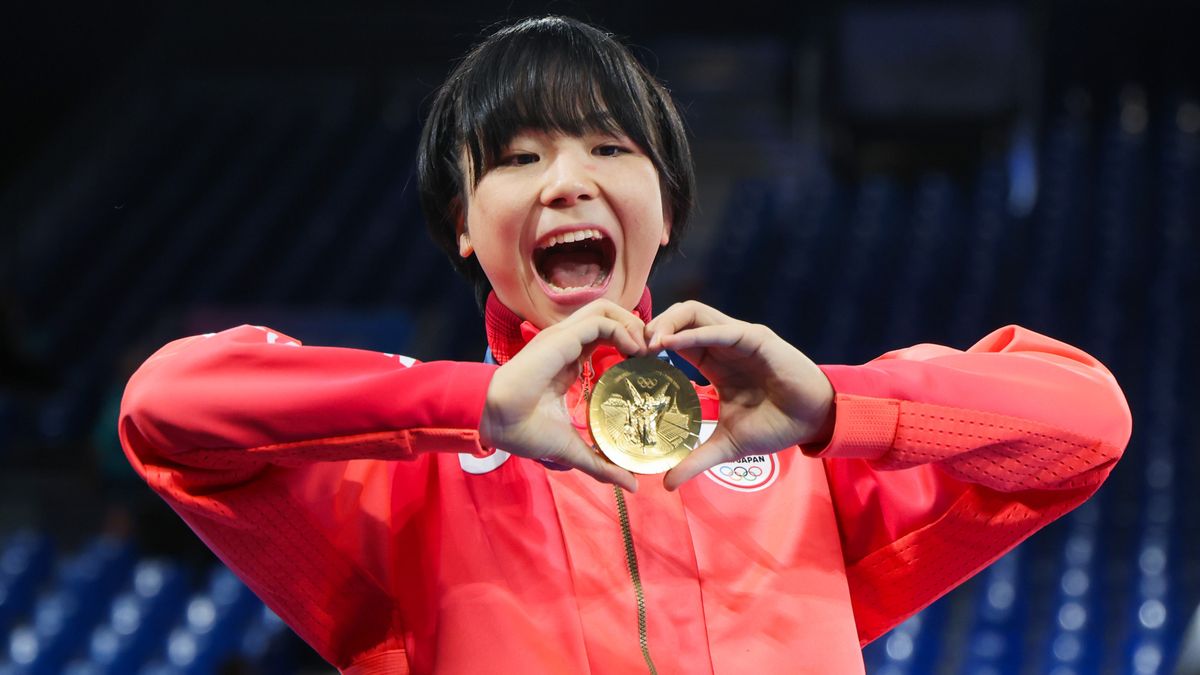 金メダルでハートポーズを作った藤波朱理選手(写真：青木紘二/アフロスポーツ)