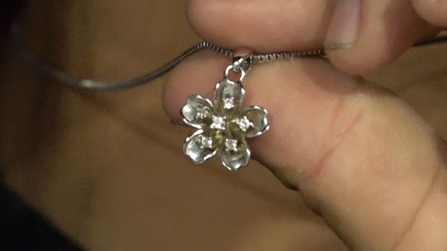 兄からプレゼントしてもらった桜柄のネックレス