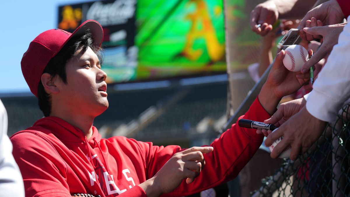 ファンサービスをする大谷翔平選手(写真：USA TODAY Sports/ロイター/アフロ)