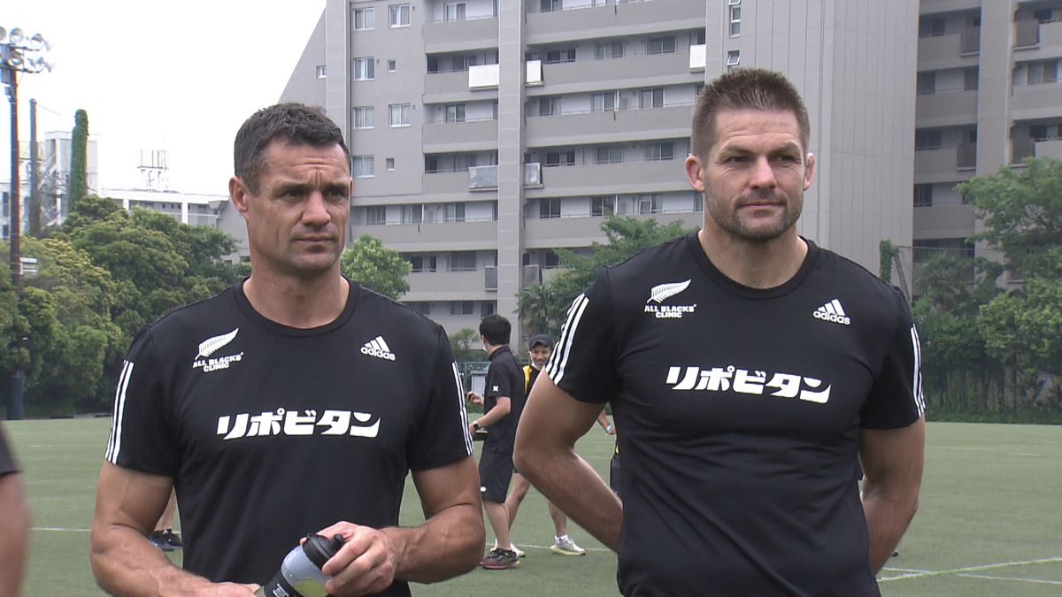 ラグビー元オールブラックスの“レジェンド”カーター＆マコウ　日本で小学生相手にクリニック