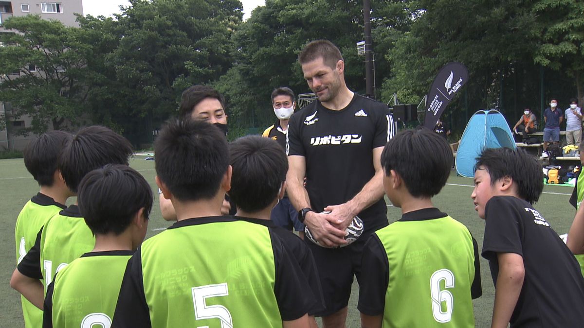 子どもたちと交流するマコウ氏