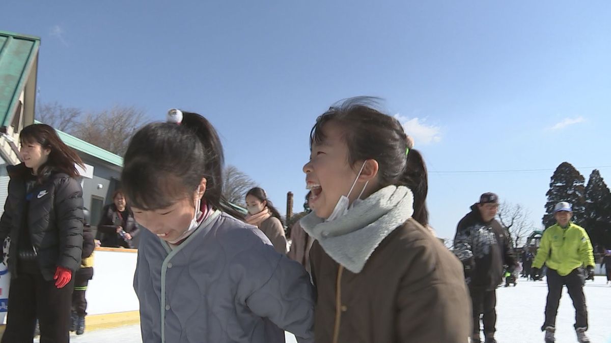 冬晴れの祝日　城島高原パークのスケート場にぎわう　大分