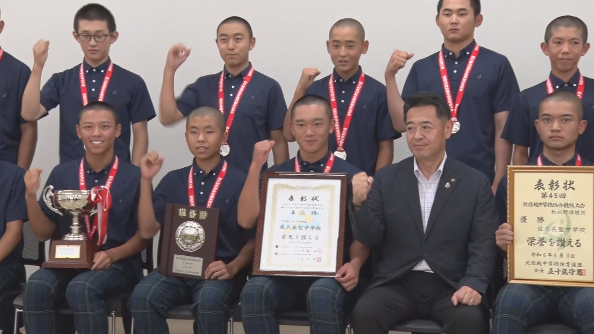 全国中学校軟式野球大会で県勢初の準優勝！佐久長聖中学軟式野球部が市長に喜び報告