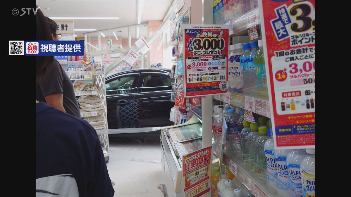 店内に突っ込んだ車（12日・札幌市北区）