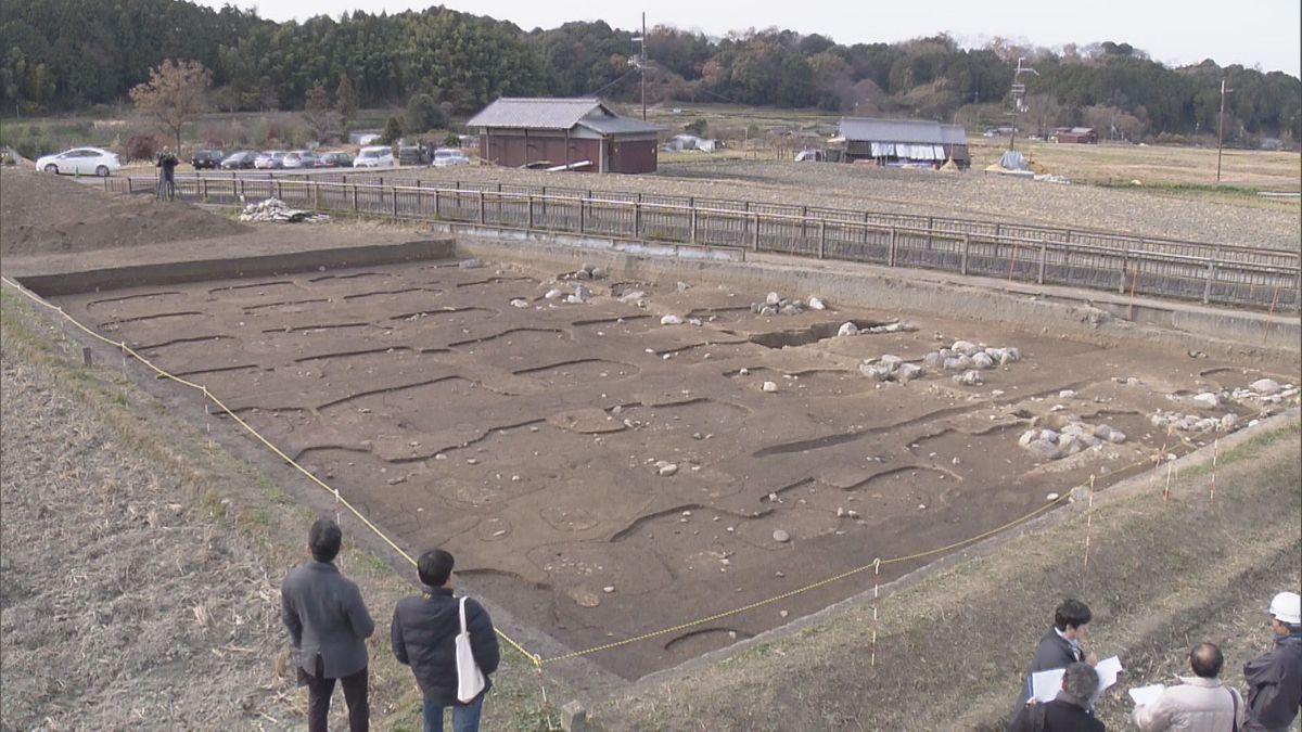 【速報】飛鳥宮跡で新たな大型建物の跡発見　天皇や近しい人が住んでいた可能性…3棟並び計画的に配置　7世紀後半の建築か