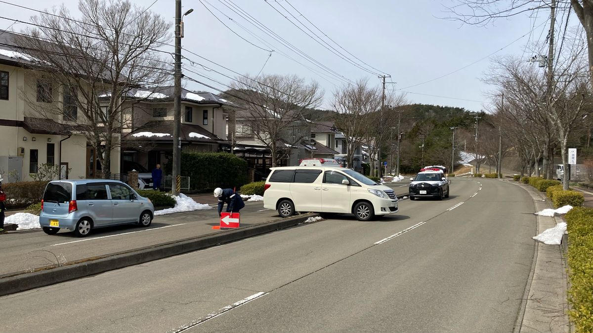 駐車時に「ニュートラル」で車から降りてしまい…車に挟まれ60代男性病院に搬送　搬送時は会話できない状態（仙台市青葉区）