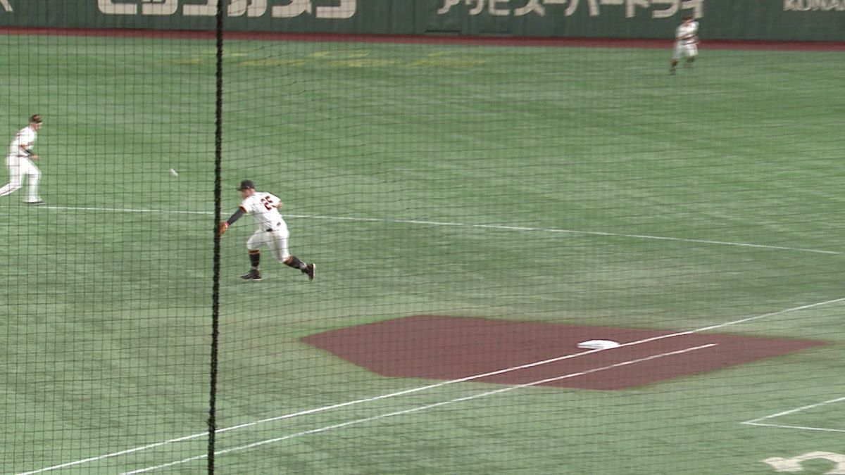 初回に打球をグラブではじくエラーをする巨人・岡本和真選手（画像:日テレジータス）