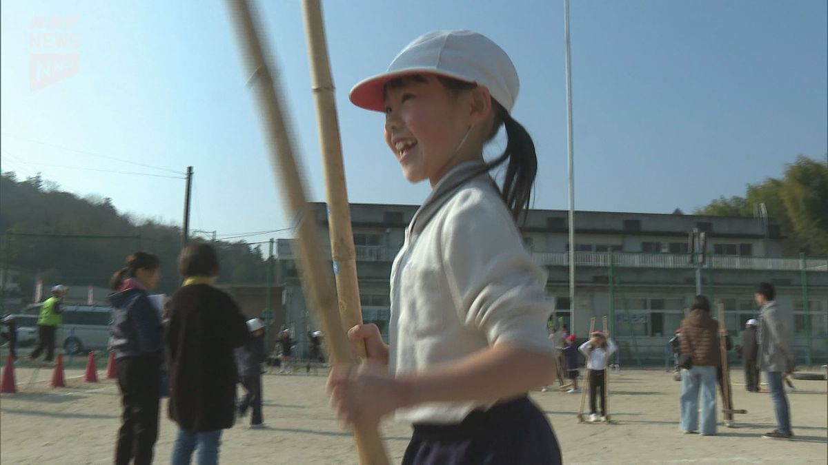 上級生が披露！妙技、片足ぴょんぴょん　山口市の小鯖小学校で伝統の竹馬大会