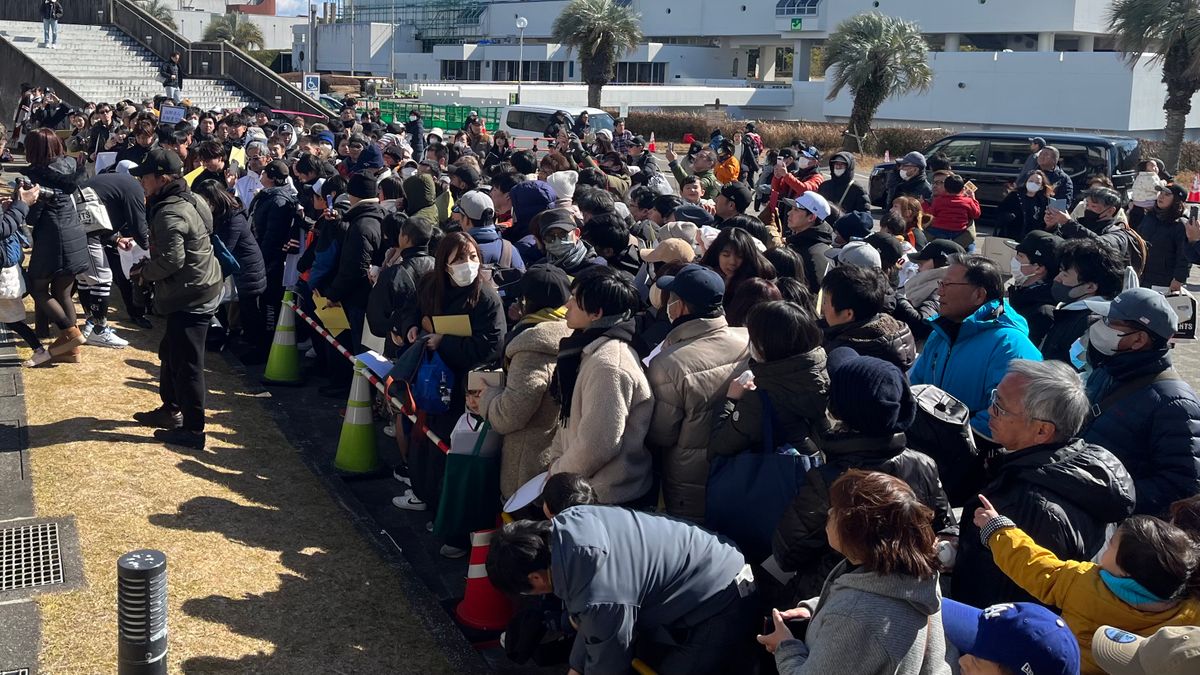 長野久義選手が集まったファン全員にサイン