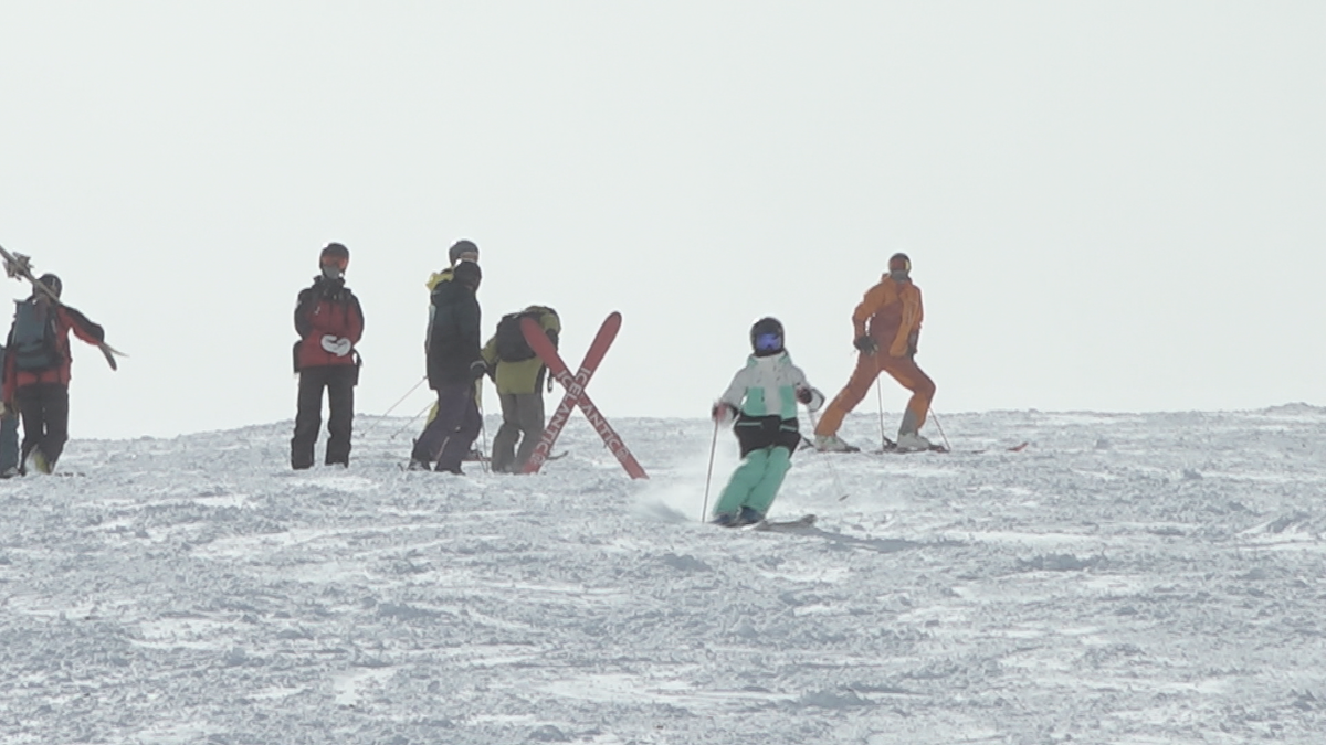 恵の雪！スキー王国信州　スキー場続々オープン　ゴンドラに300人の列　待ちわびたスキーヤー初滑り楽しむ　　