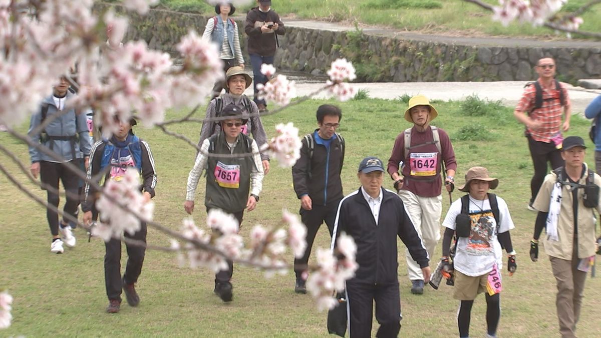 べっぷ鶴見岳一気登山　標高1375メートルの山頂目指す　大分　