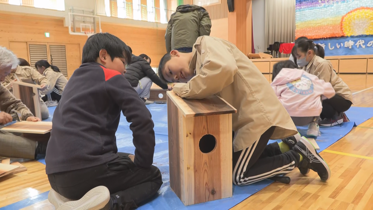 「森の宝石」小学生がブッポウソウの巣箱作りに挑戦！「ブッポウソウの赤ちゃんたくさん生まれる巣箱になるといいな…」