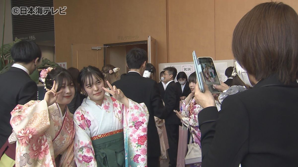 地域の未来の担い手へ　専門学校で卒業式　IT学科や動物学科など189人　「社会貢献できるように頑張りたい」　島根県松江市