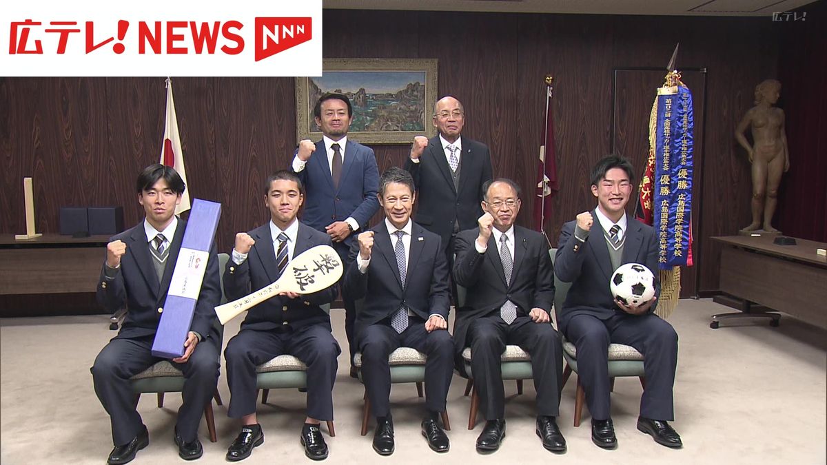 全国高校サッカー選手権に出場する広島国際学院を湯崎知事が激励