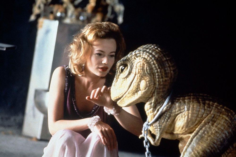 ヨッシーはリアルな恐竜のような見た目で登場　(C) 1993-PATHE FILMS