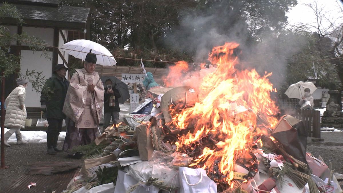 左義長で無病息災など祈願　旧暦の小正月の伝統行事　しめ縄や破魔矢など燃やす　福井市･足羽神社