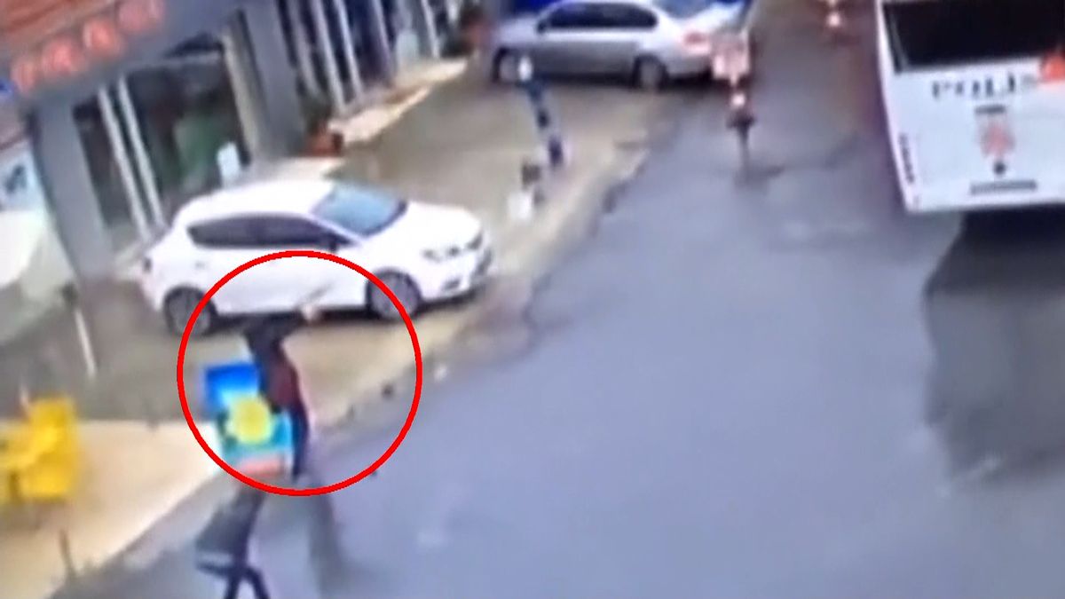 武装した女２人が警察車両を襲撃　トルコ